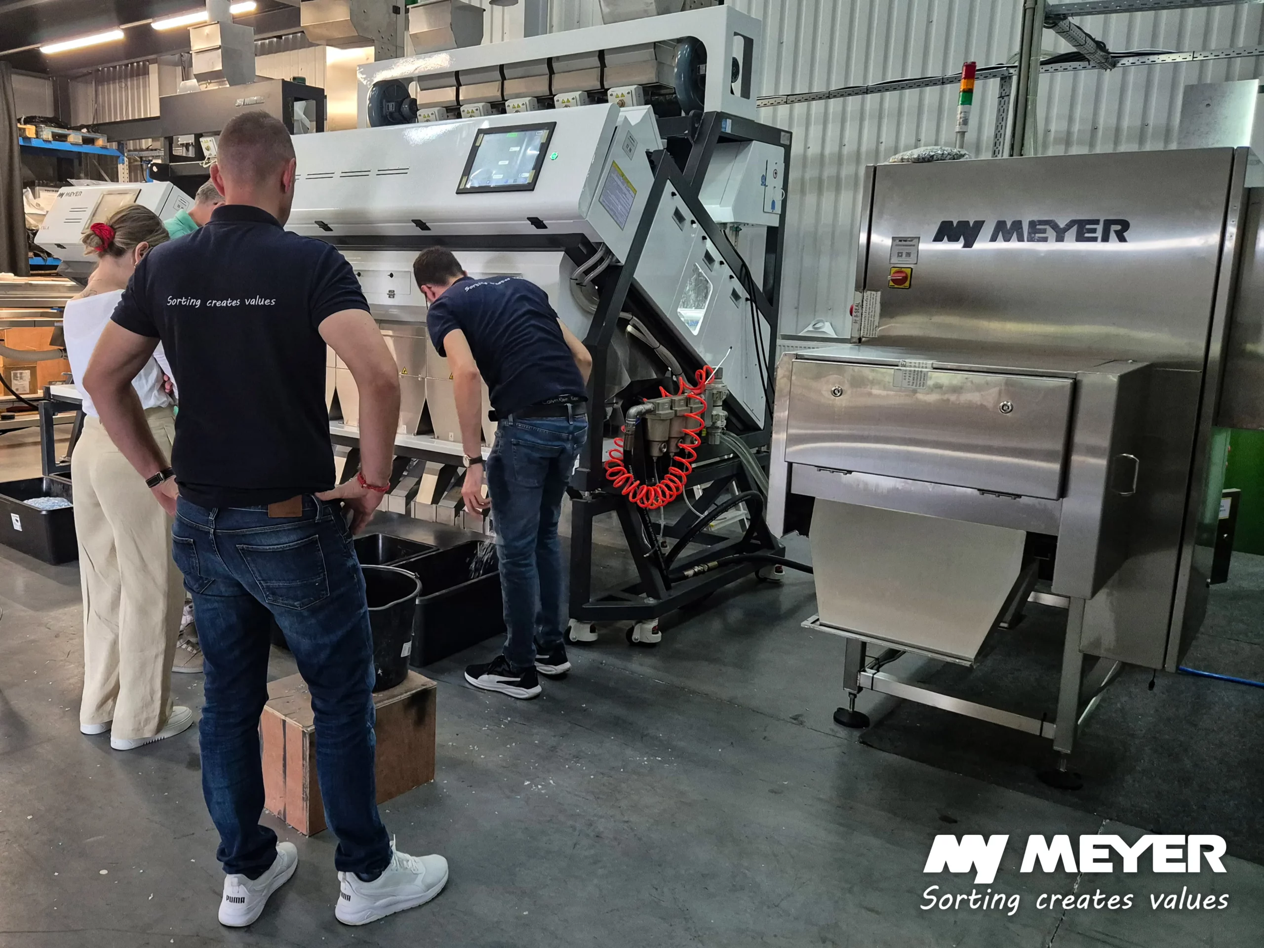 Customer testing in progress at the MEYER Europe Test Center. Real materials, individual sorting parameters and results evaluated together with the customer to find the right sorting solution for their application.