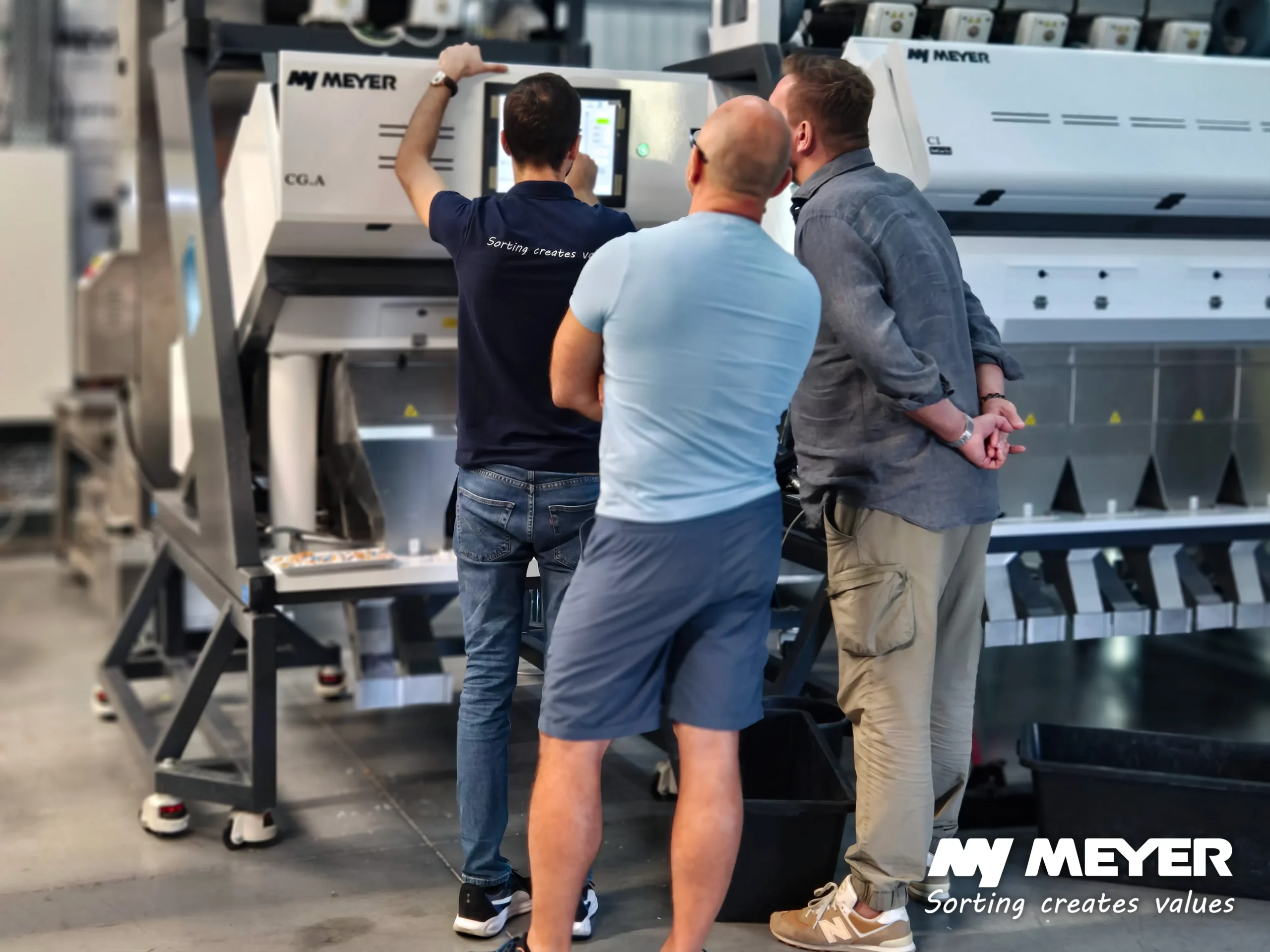 Fine-tuning the sorting process together. During customer tests, we adjust the settings to the specific material, compare the results and look for the configuration that best meets the customer’s requirements.
