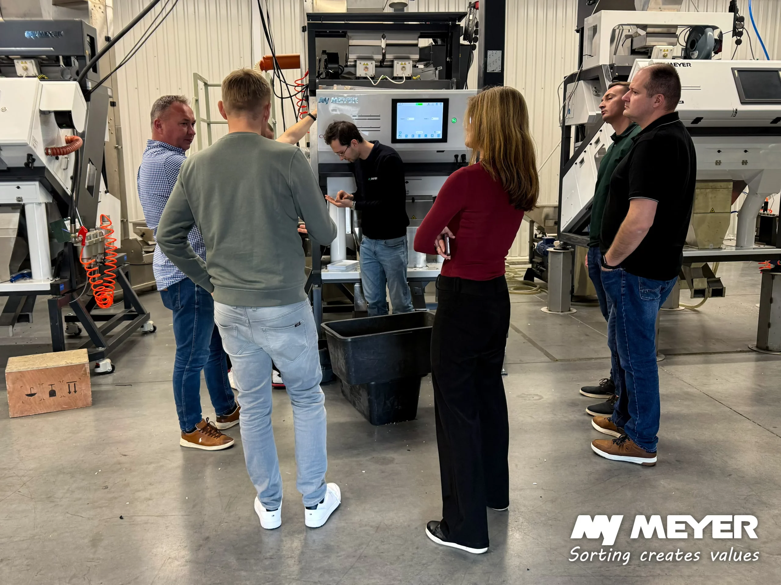 Customer testing is not only about running the material through the sorter. It is also about observing the process together, discussing the results and making adjustments based on the customer’s real production needs.