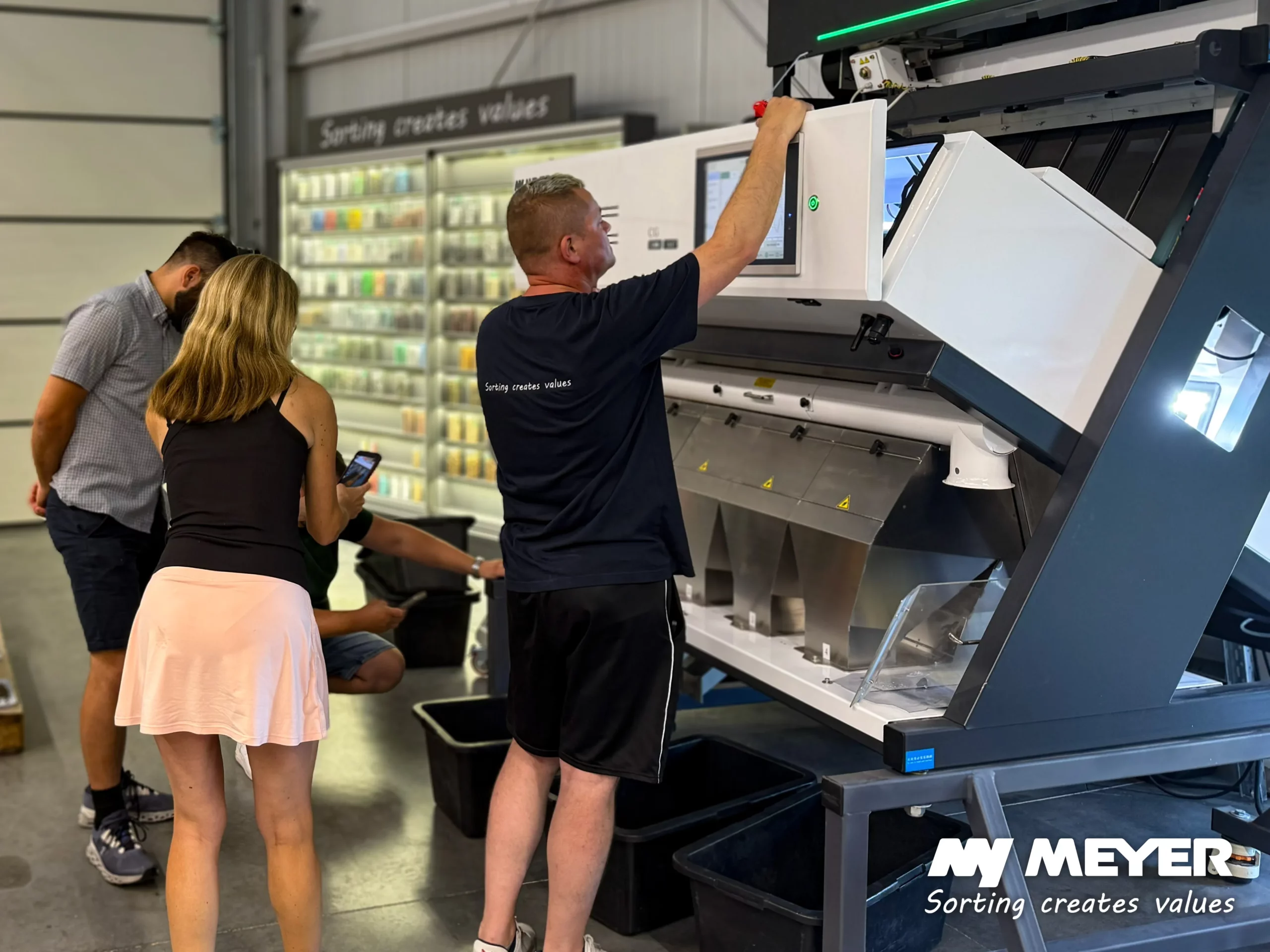 Every material brings a different sorting challenge. Customer tests give us the opportunity to work directly with the product, adjust the process step by step and see the results immediately.