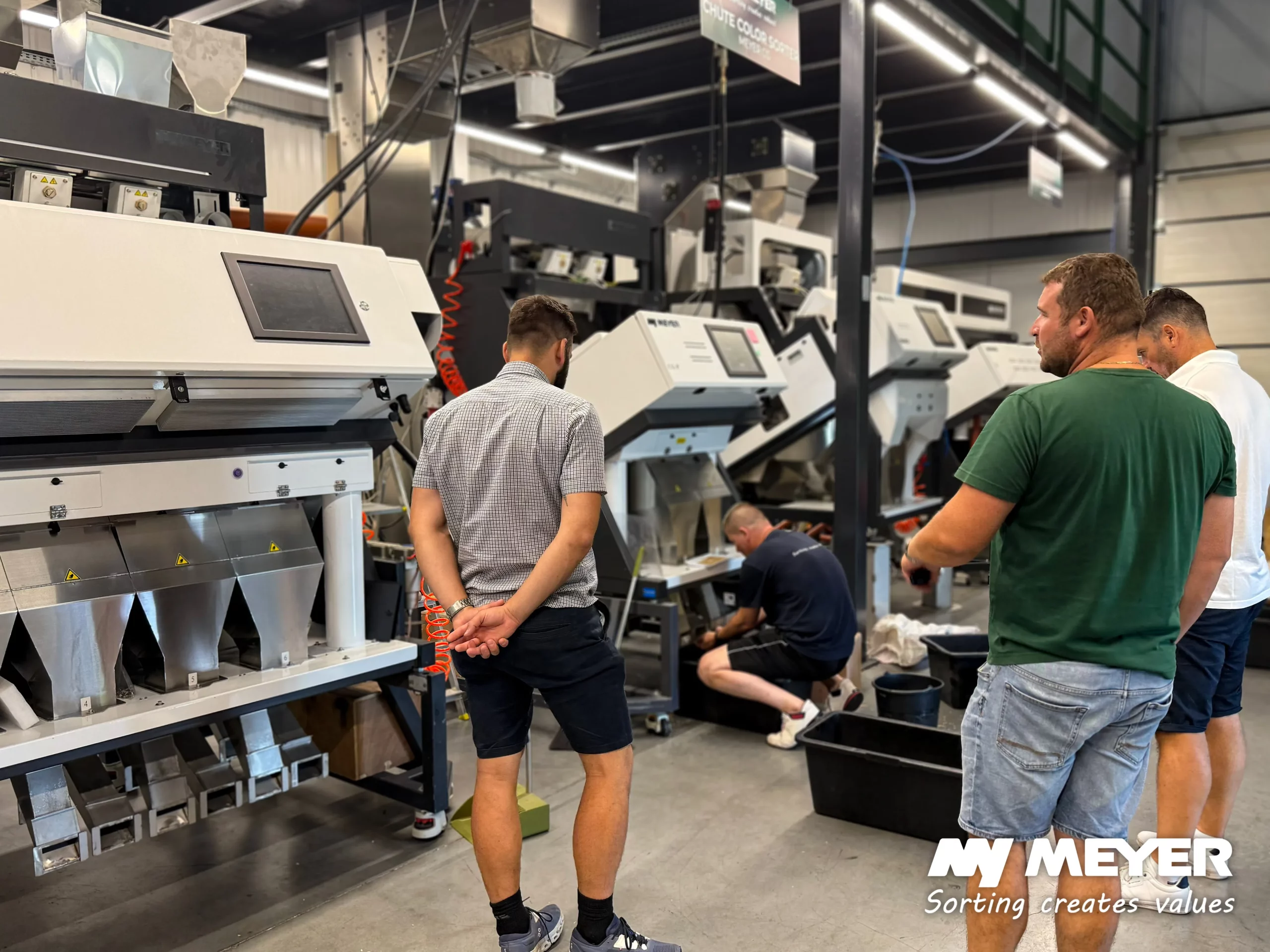 Testing in progress at the MEYER Europe Test Center. Customers can follow the sorting process in real time, see how their material behaves and evaluate the results directly on site.